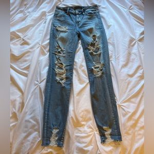 Light wash ripped American eagle skinny jeans